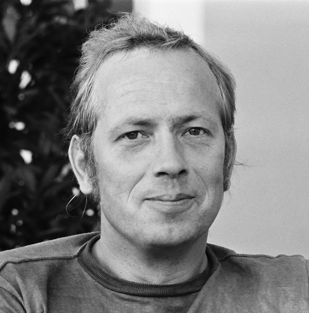  Nicolas Born, 1975, Fotografin: Isolde Ohlbaum (geb. 1953), Bildausschnitt, Quelle: Bayerische Staatsbibliothek München, Bildarchiv, https://bildarchiv.bsb-muenchen.de.